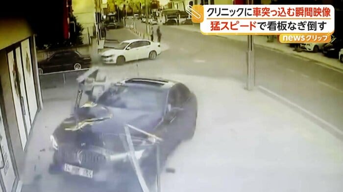 看板をなぎ倒しながら建物に向かっていく車（IHA）
