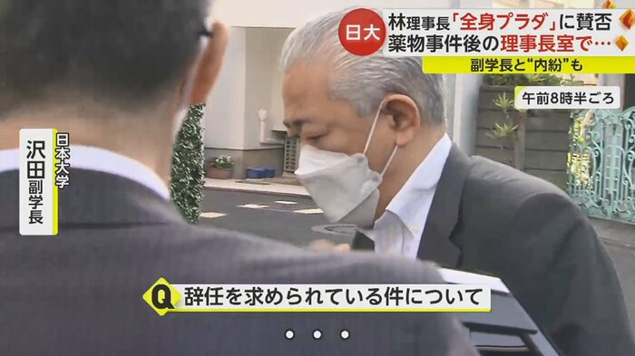 記者の問いに無言で車に乗り込んだ