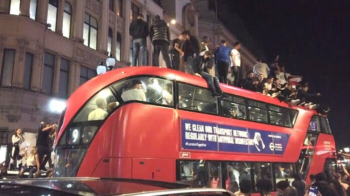 サッカーヨーロッパ選手権の準決勝は地元イングランドが勝利 喜びに沸くロンドン市民