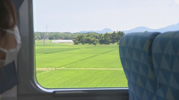 車窓から田園風景を眺めて
