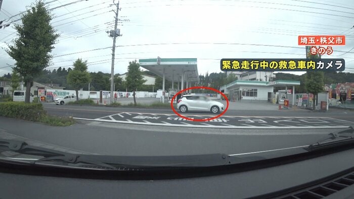 サイレンが鳴る中、目の前を通過していく車