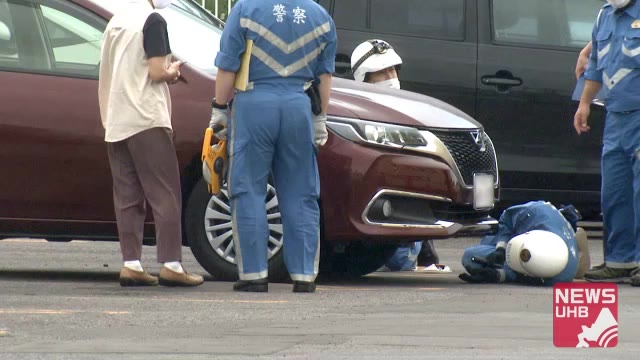 スーパー駐車場で歩行中の92歳女性 80歳女性運転の車にはねられ下敷きに…周囲の人が救助搬送 札幌市