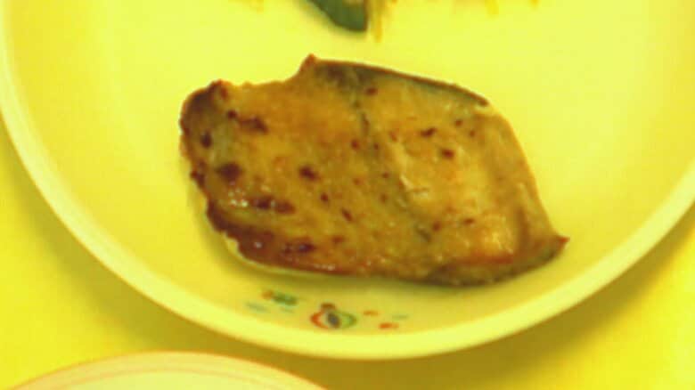 100人以上が食中毒症状、給食から検出された「ヒスタミン」とは 原材料の流通から切り身の製造までの工程で生成か|FNNプライムオンライン