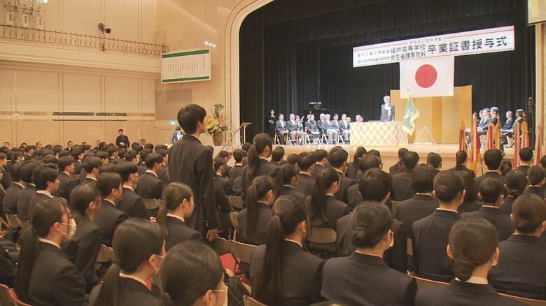 「自分を誇れる大人になれるように」福井工大附属福井高校で卒業式　498人が学びや巣立つ｜FNNプライムオンライン