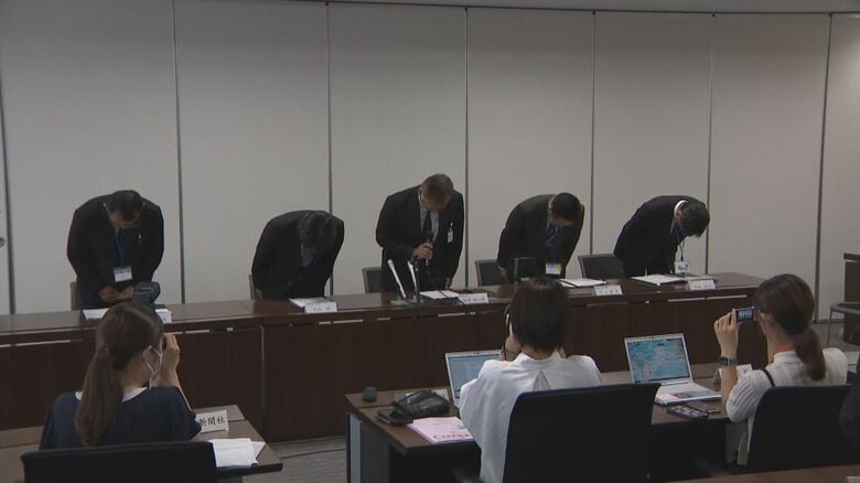 更衣室の隙間からスマホが…水泳の授業終えた女子生徒の着替えを盗撮しようとしたか 中学校の24歳体育教師を逮捕｜FNNプライムオンライン