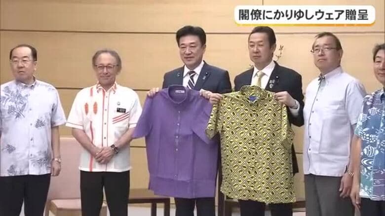 知事が官房長官らにかりゆしウェア贈呈｜FNNプライムオンライン