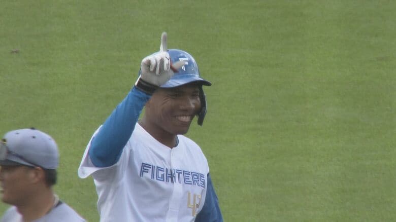 【ファイターズ】ドラ２ルーキーのエドポロ・ケイン　「ビックリしました」初実戦で４番・センター！２安打の活躍　新庄監督も「面白い」と大絶賛！｜FNNプライムオンライン