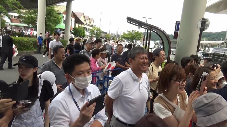 軽井沢駅には多くの人が集まった