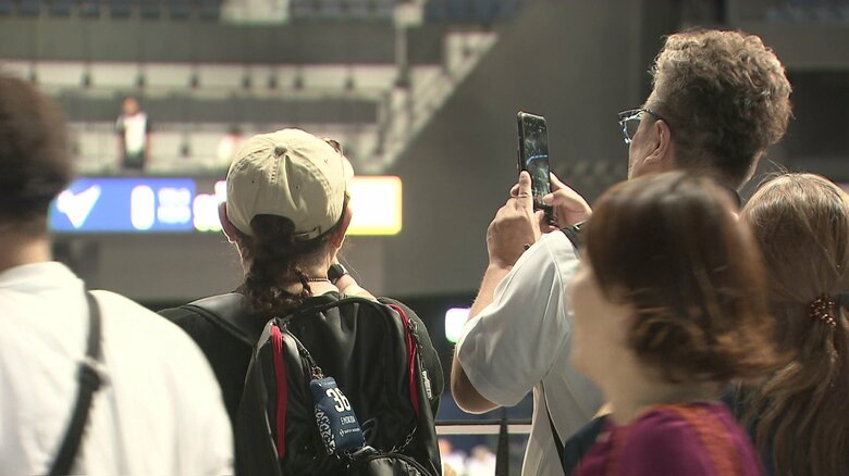 写真を撮らずにいられないブースター達