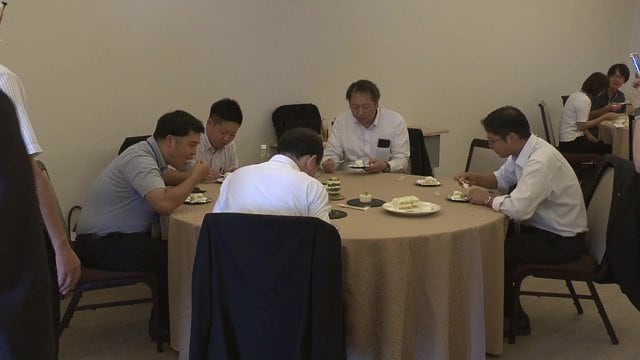 キウイを提供した大熊町の職員も舌鼓