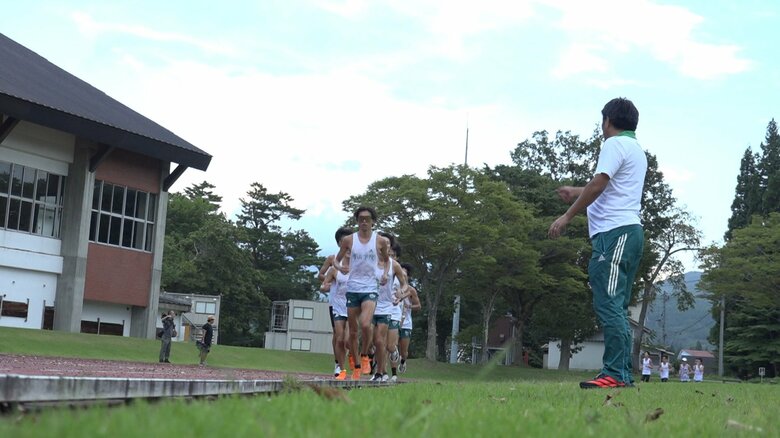 トラック練習で指導にあたる原監督（2025年9月）