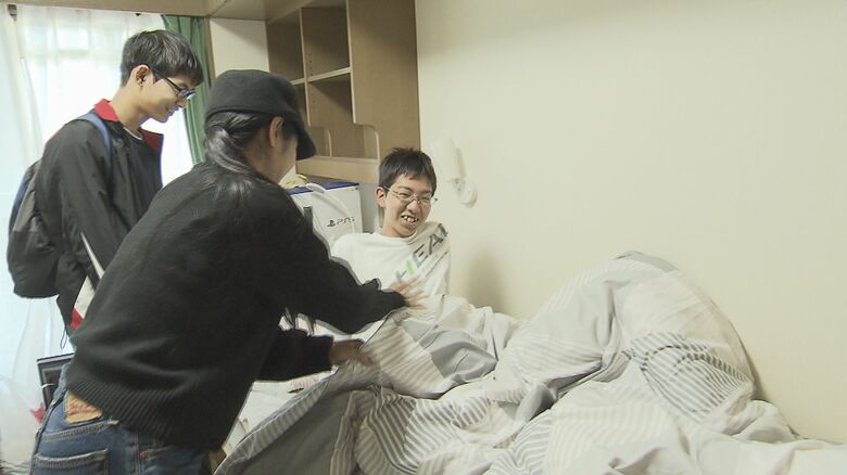山崎さんの引っ越しを手伝う弟と母・到子さん
