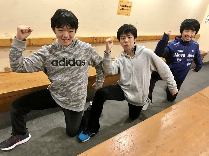 ファンから「卍ボーイズ」と呼ばれる3人（2018年撮影）