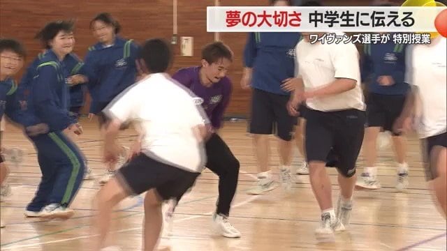 華麗なドリブルで大勢の生徒をかわしロングシュートを決める岡島選手