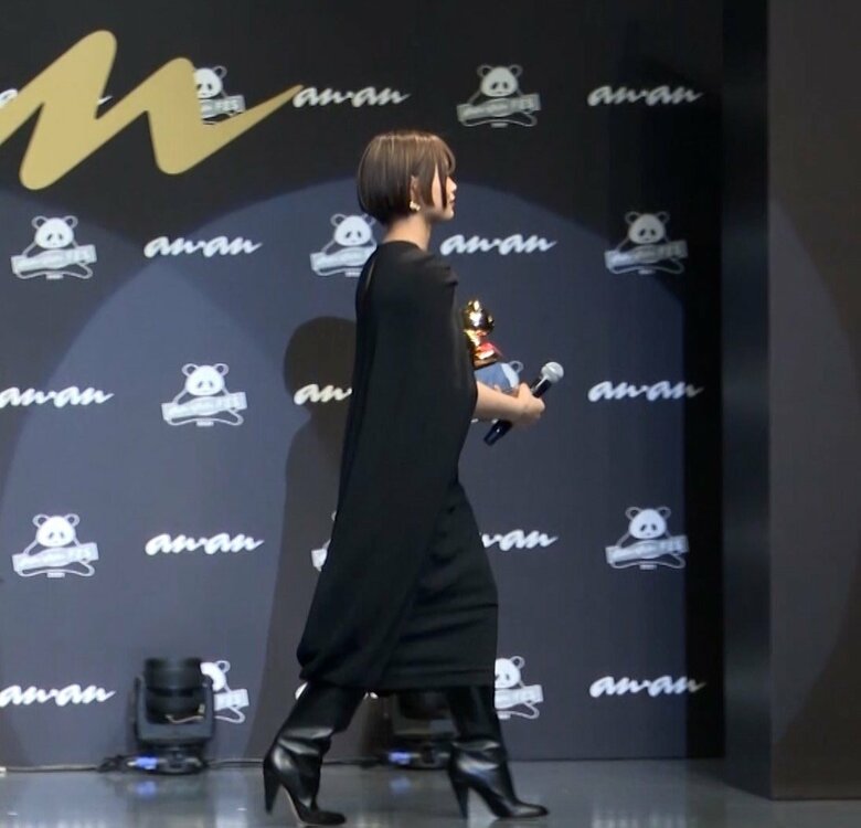 阿部詩選手　ヒールの高い靴で…