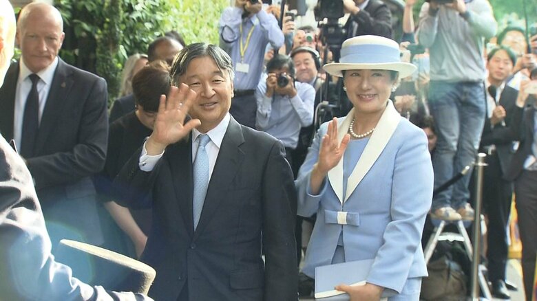 沿道の人たちに手を振り、ホテルに入られた両陛下