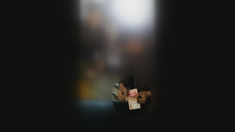 送られた金を数える北朝鮮住民