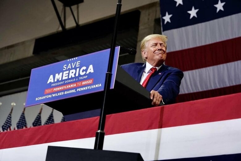 バイデン大統領を痛烈に批判するトランプ氏（共和党候補者ダグ・マストリアーノ氏のツイッターより）