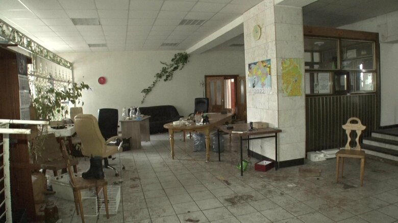 1階ホールには酒瓶やたばこが散乱