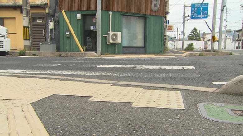 縁石の切れ間から車道に合流