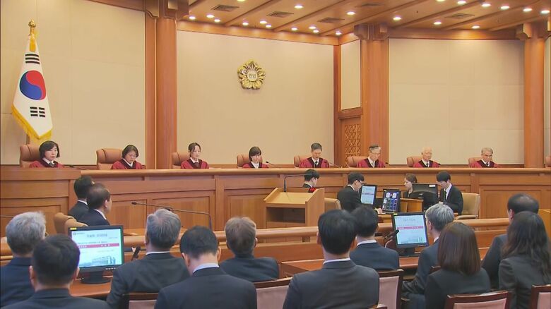 憲法裁判所の裁判官8人全員一致で罷免を決定した