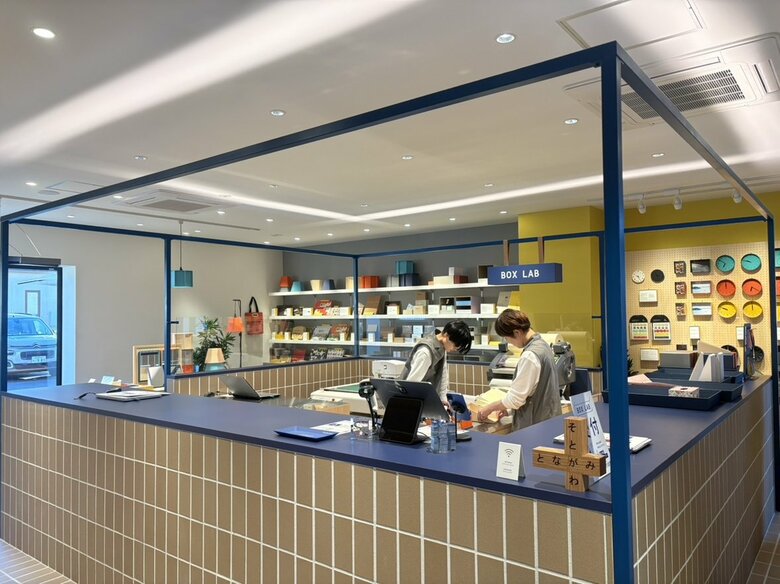 「紙」で作られたオリジナル製品が並ぶショップ