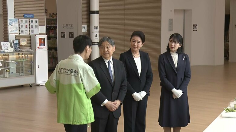 「東日本大震災・原子力災害伝承館」で説明をお聞きになる天皇皇后両陛下と愛子さま