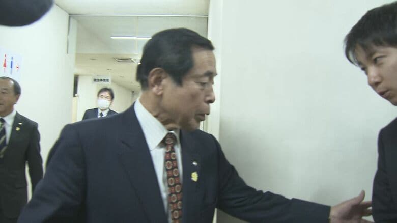 取材陣に追いかけられる村長