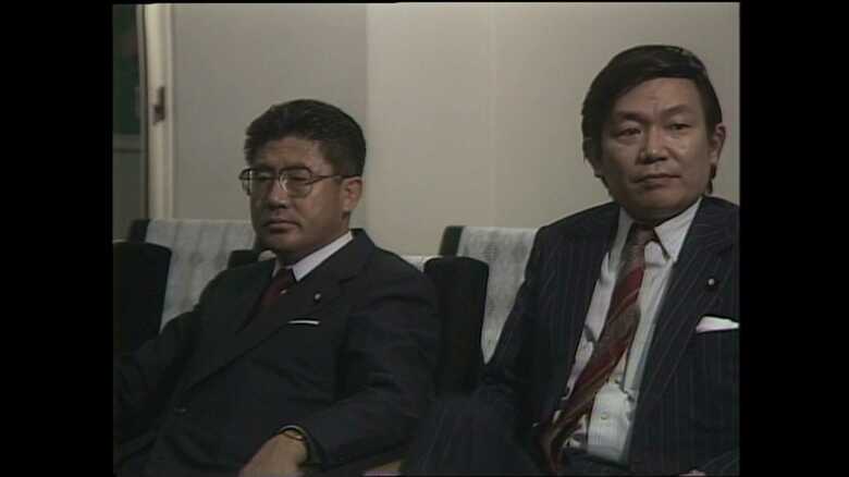 1982年の山崎拓氏、隣は与謝野馨氏