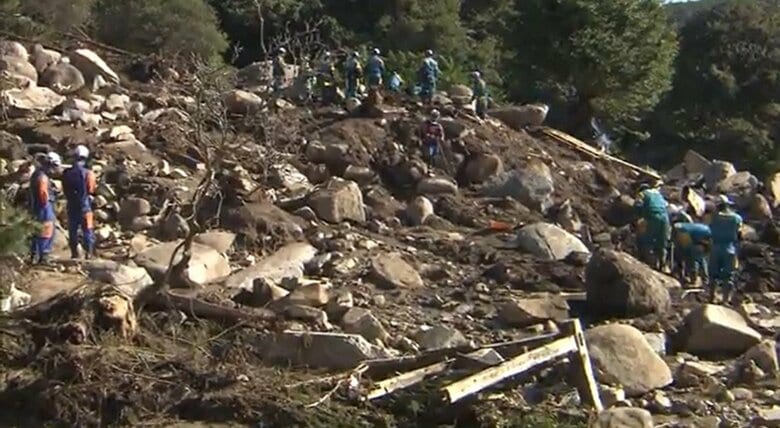 丸森町の廻倉地区で発生した大規模な土砂崩れ