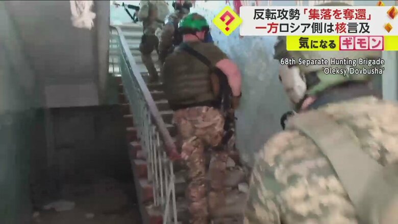 武装した兵士たちがボロボロの建物の中を進んでいく