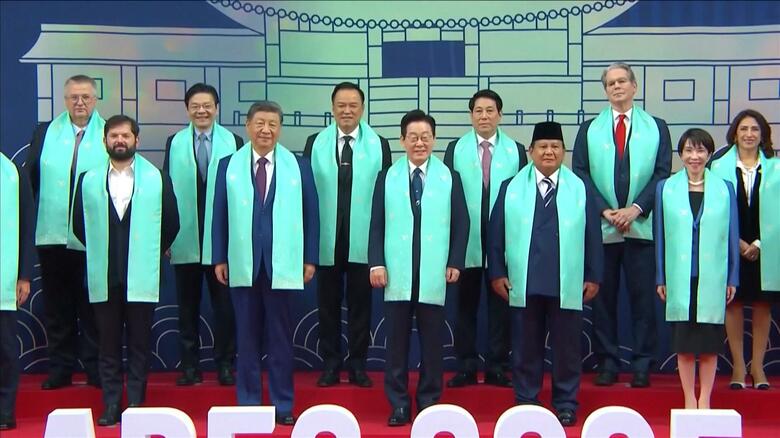 中国・習近平国家主席や韓国・李在明大統領らと並ぶ高市首相（1日午後）
