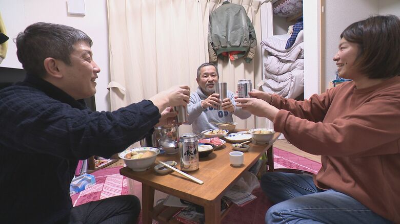 仮設住宅で大晦日を過ごす白尾さん夫婦