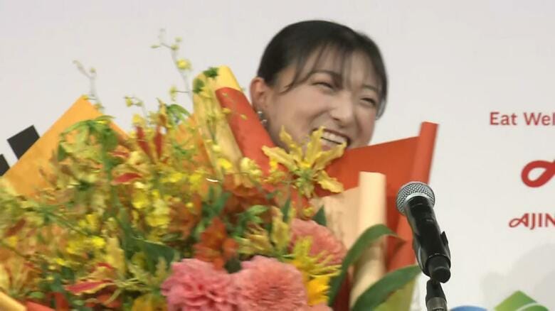 もらった花束で顔を隠す坂本花織選手(26)