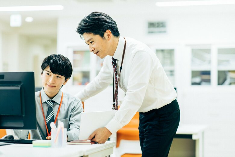 休憩時間の会話が少ないことも「コミュニケーションの課題」（イメージ）