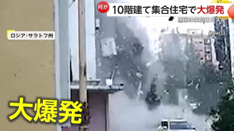 建物が大爆発し地上に降り注ぐがれき