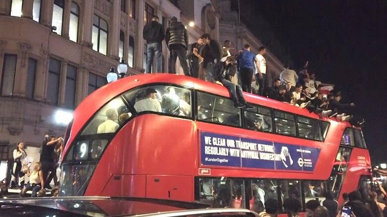 サッカーヨーロッパ選手権の準決勝は地元イングランドが勝利　喜びに沸くロンドン市民