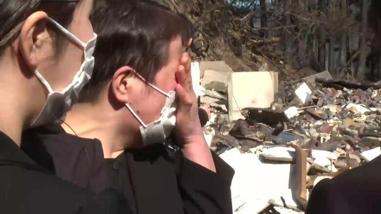 山林火災の犠牲となった男性の長女が全焼した住宅前で涙