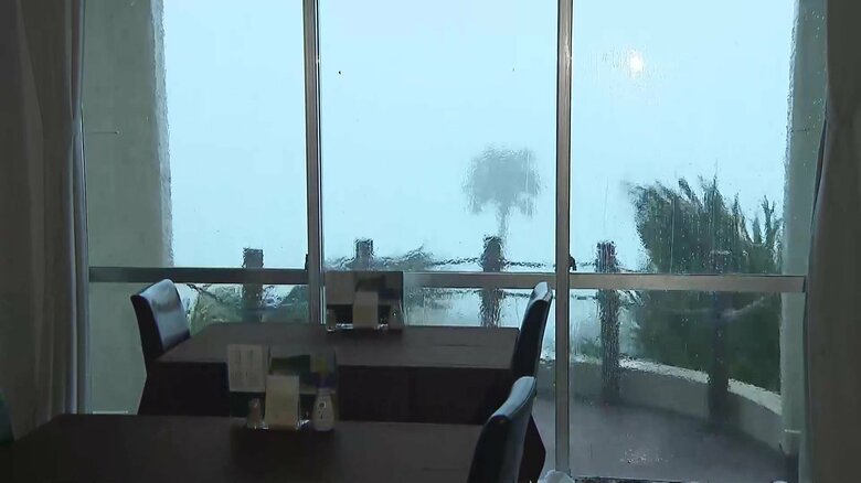 雨風が窓に強くたたき付ける（八丈島・9日午前6時頃）