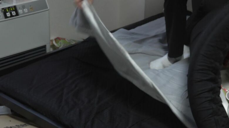 布団の下に電気毛布を入れ寒さをしのぐ