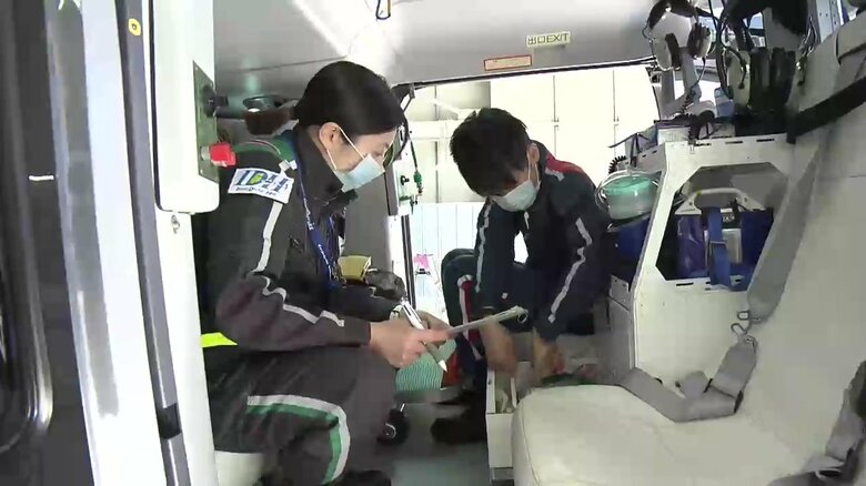 医師と看護師が医療用機材を確認