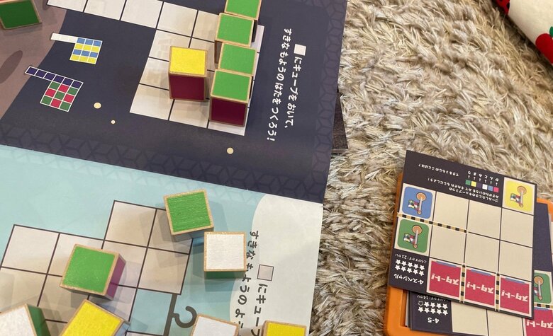 各面が違う色の「カラコロキューブ」。色や配置に注目しながら、積んで空間認識力を養う。並べたキューブをアプリで撮影すると、色の組み合わせに応じてモンスターが出現する仕掛けも。