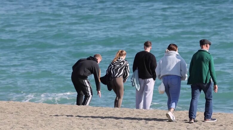 暖冬のスペインで1月に海辺で日光浴