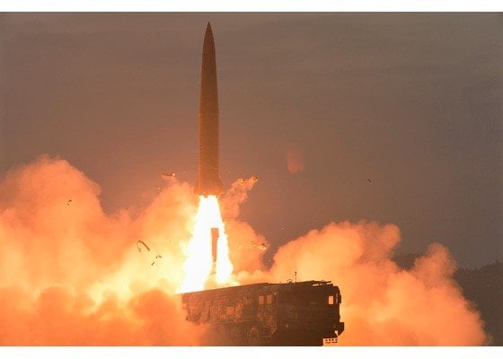 10月1日に発射された北朝鮮弾道ミサイル。変則軌道が可能なKN-23系列と見られる。ミサイルの拘束具が左右に吹き飛んでいるのが確認できる（朝鮮労働新聞・10月10日）