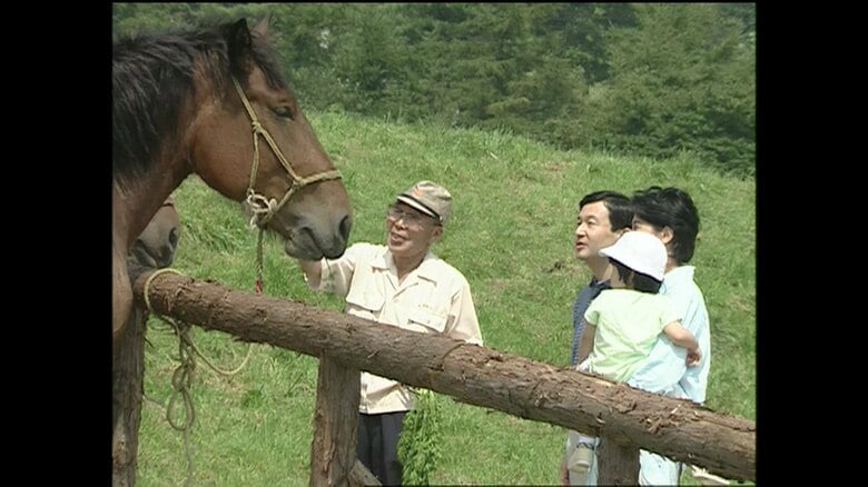 平成15年（2003年）牧場で農耕馬「那須駒」を見られる愛子さま（栃木・那須町）