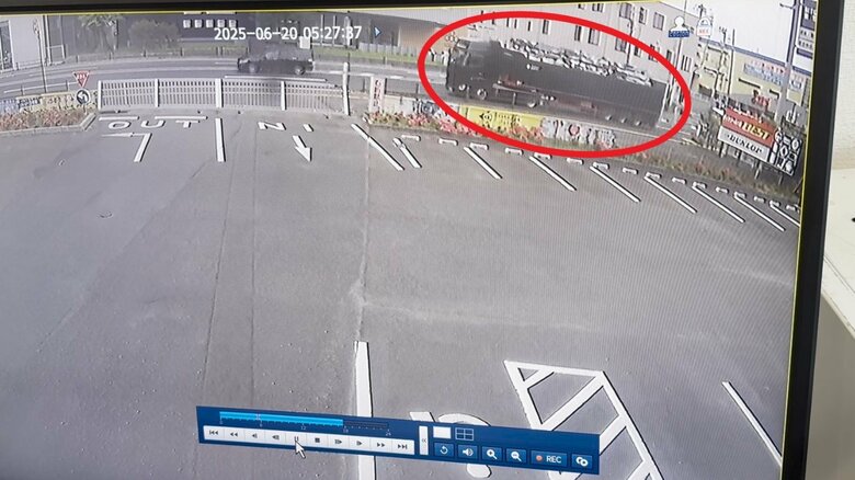 赤丸が容疑者運転とみられるトラック　時刻は衝突の２分後を示している