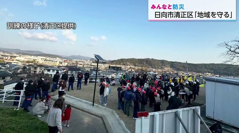 （防災広場で避難訓練を行う住民ら）