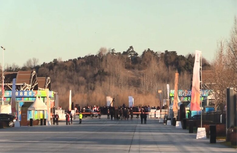 中央一番奥に見える人だかりがスタート地点付近とみられる