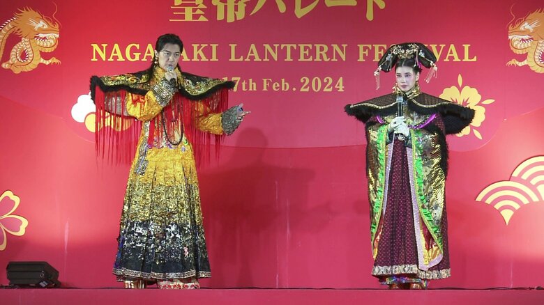 今回特別に作られた皇帝・皇后の衣装