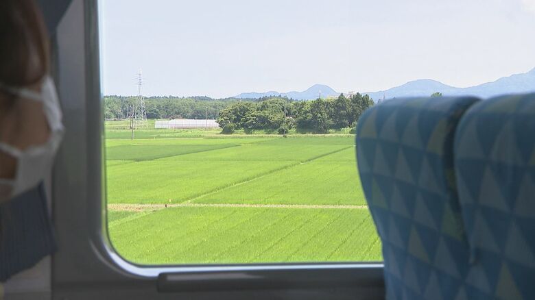 車窓から田園風景を眺めて